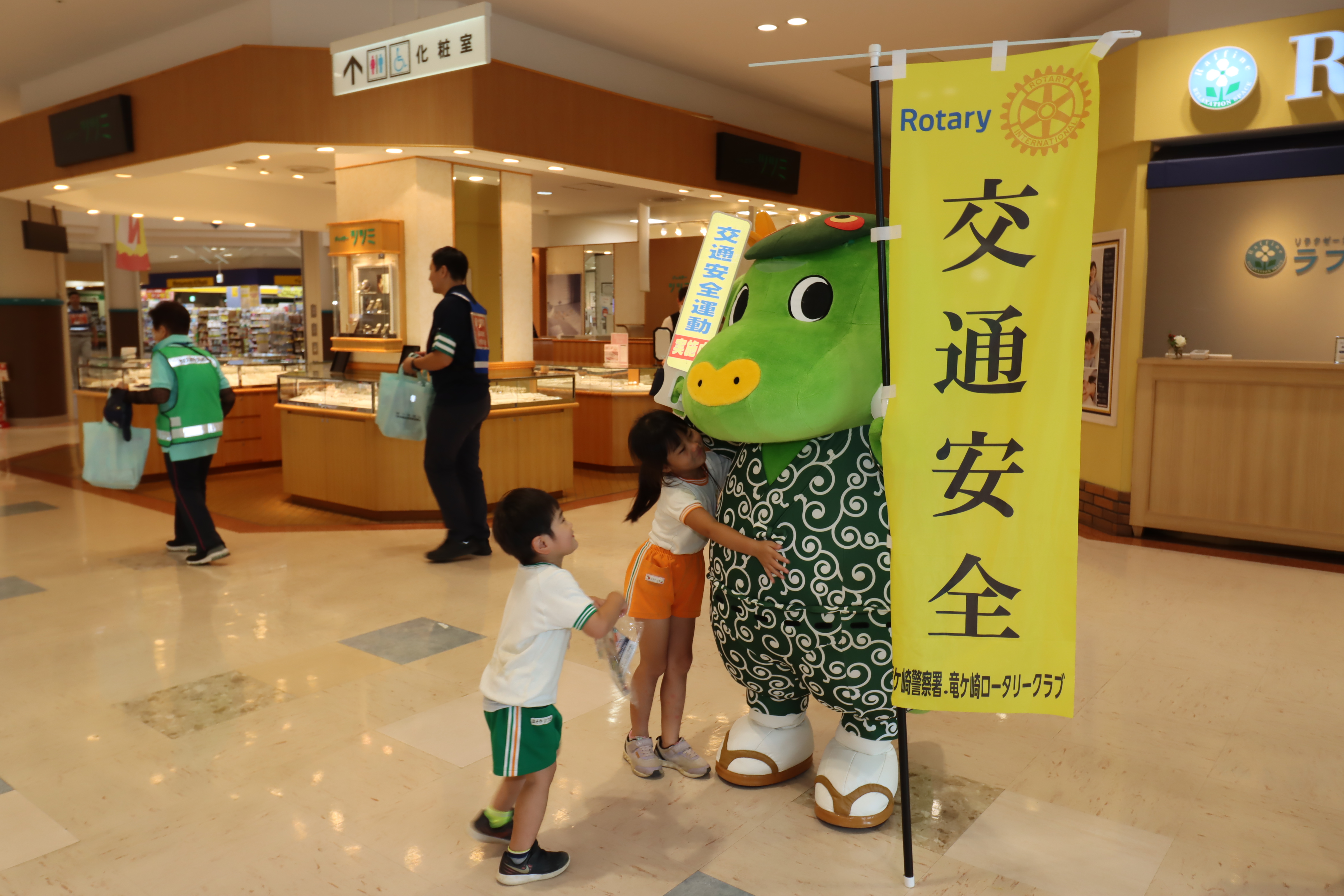 小学生たちが交通安全を呼びかけ「夏の交通事故防止県民運動街頭キャンペーン」