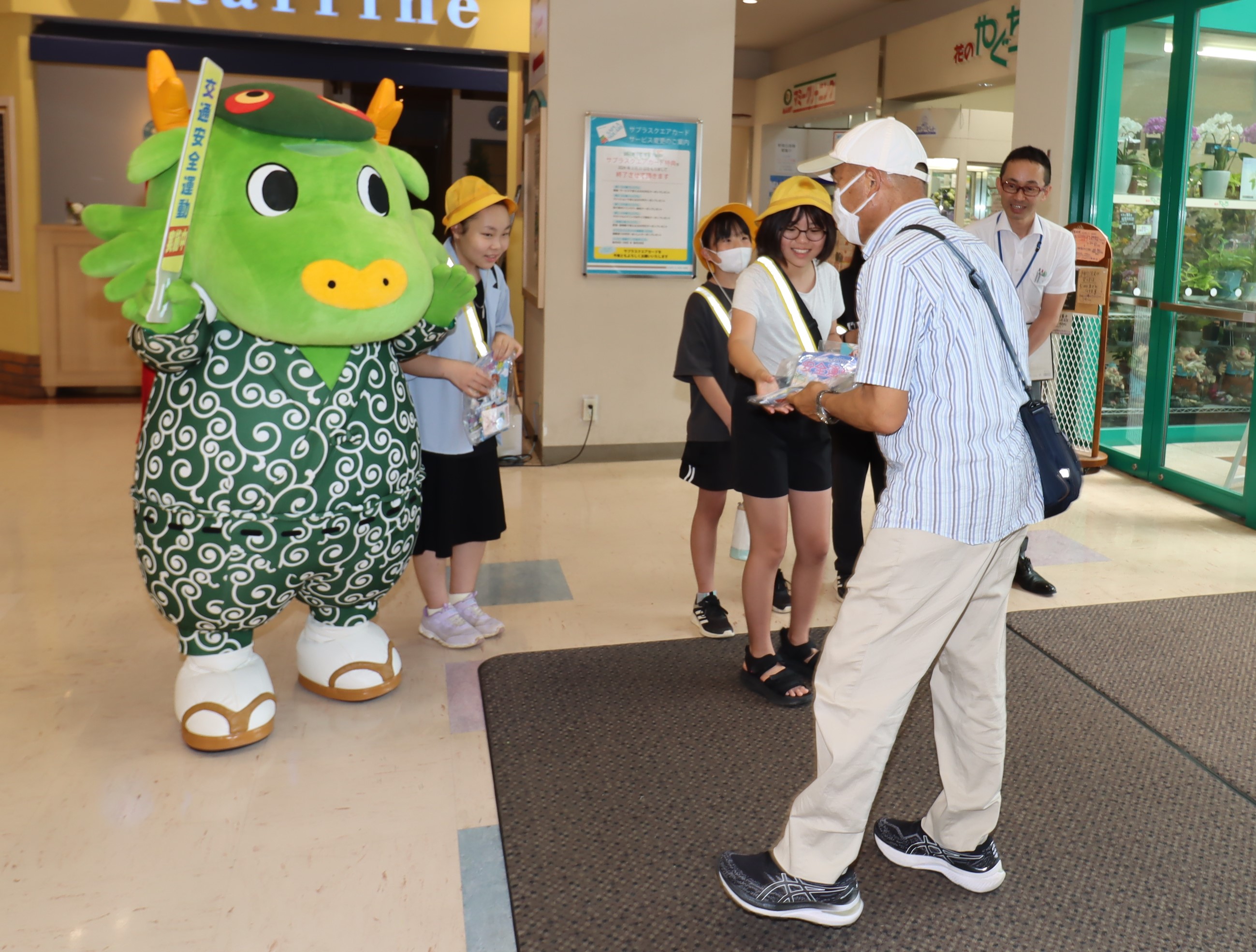 小学生たちが交通安全を呼びかけ「夏の交通事故防止県民運動街頭キャンペーン」