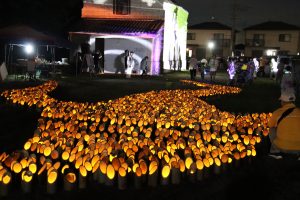 祭りの夜に浮かぶ幻想的な灯4000本。高校生たちも制作に一役。