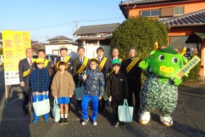 児童たちも交通安全呼びかけ！　長峰沖交差点で街頭キャンペーン