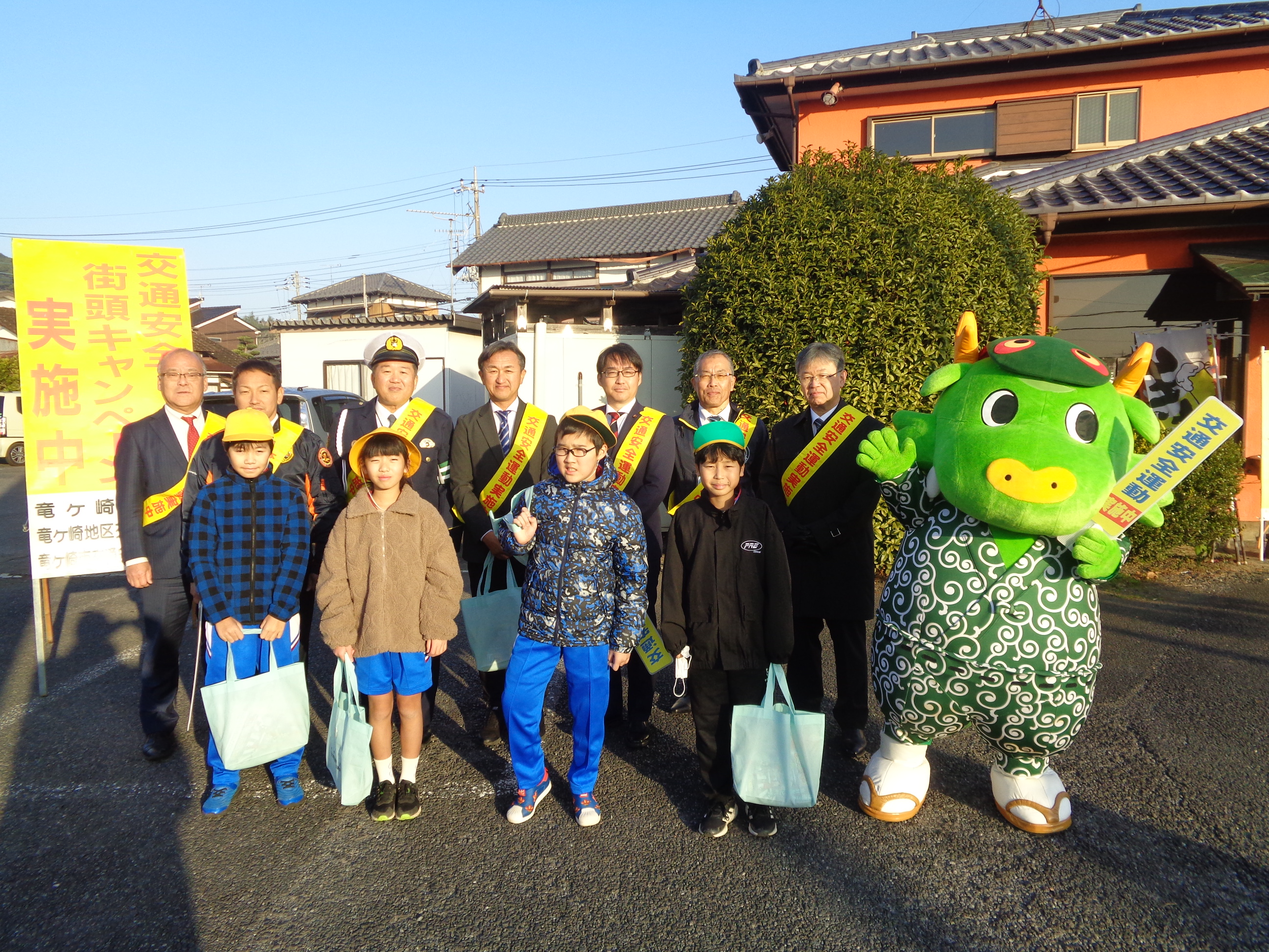 児童たちも交通安全呼びかけ！　長峰沖交差点で街頭キャンペーン