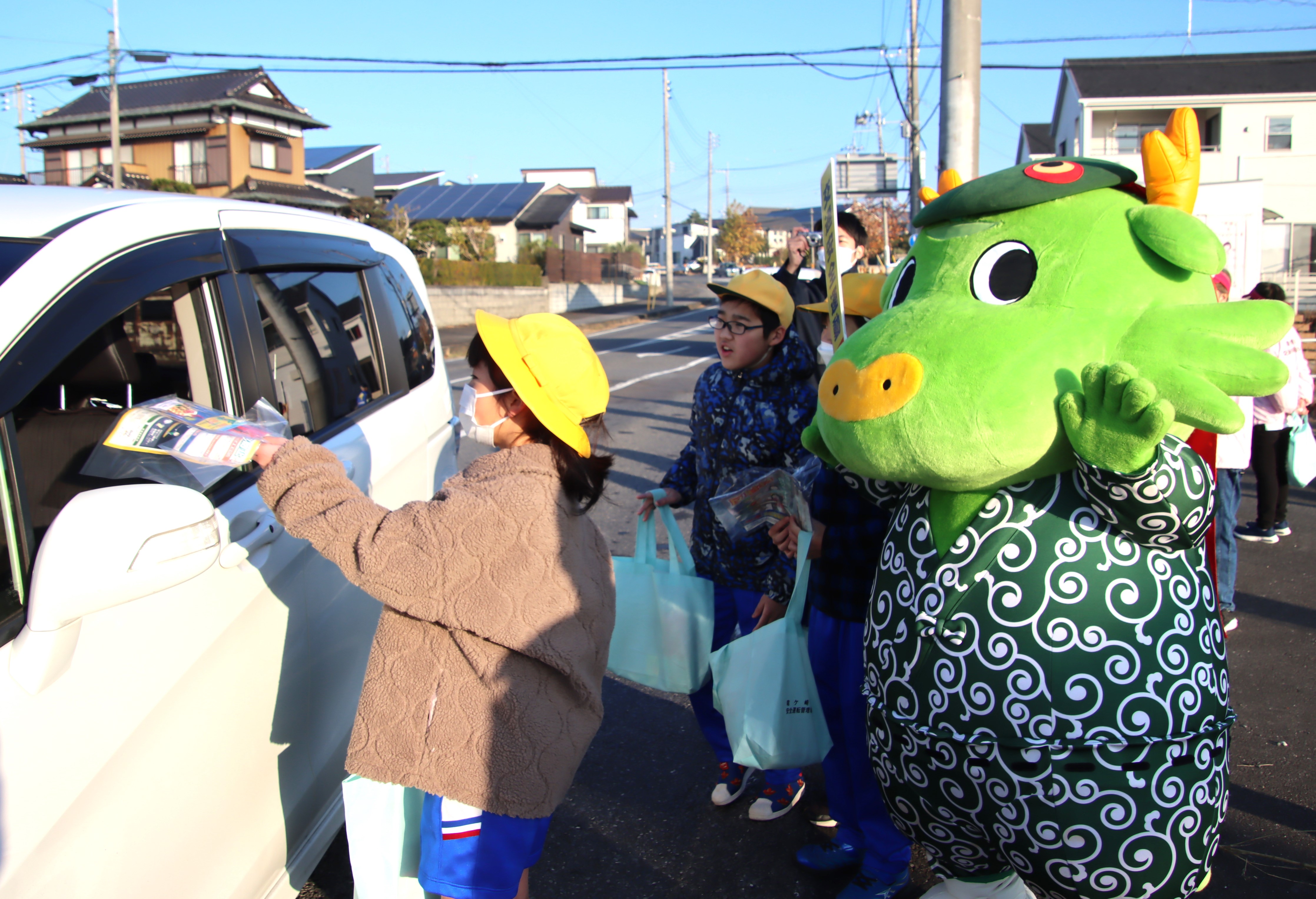 児童たちも交通安全呼びかけ！　長峰沖交差点で街頭キャンペーン