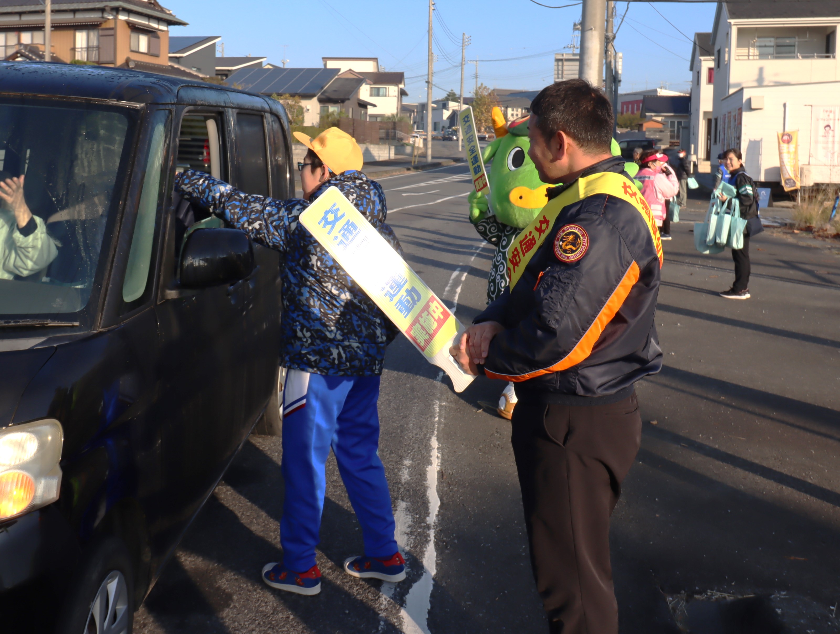 児童たちも交通安全呼びかけ！　長峰沖交差点で街頭キャンペーン