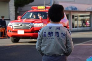 子どもたちの憧れの眼差しをうけ、消防出初式パレード