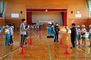 流経大生が長山小で縄跳びの授業をサポート！