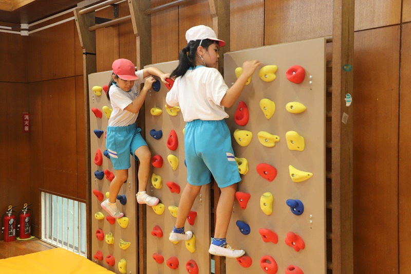 「登れて、嬉しい！」小学校の体育でクライミングの授業がスタート！