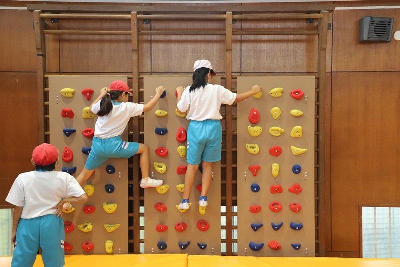 「登れて、嬉しい！」小学校の体育でクライミングの授業がスタート！