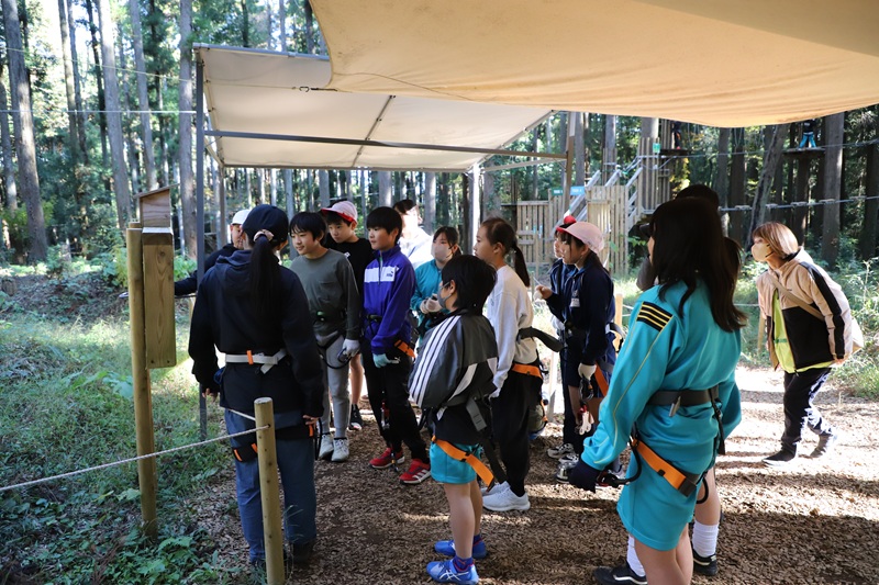 「こうすればできるよ！」松葉小・長山小のこどもたちが森の中のアクティビティで交流