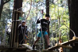 「こうすればできるよ！」松葉小・長山小のこどもたちが森の中のアクティビティで交流