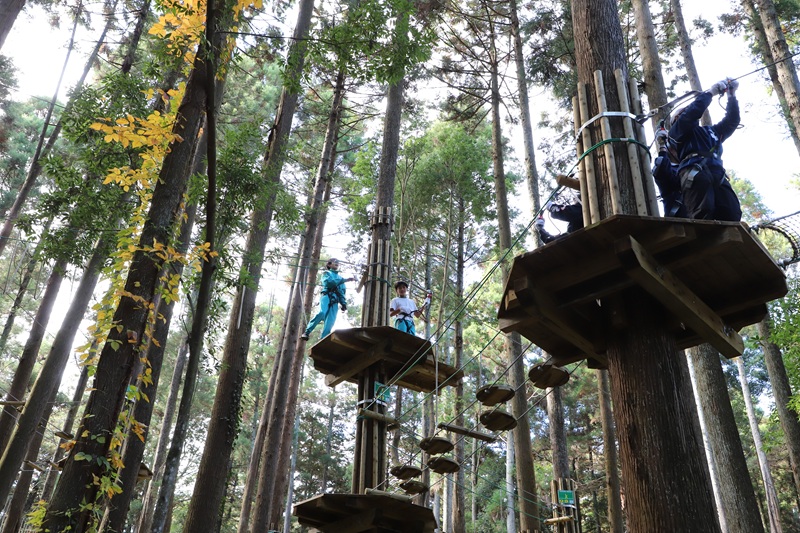 「こうすればできるよ！」松葉小・長山小のこどもたちが森の中のアクティビティで交流