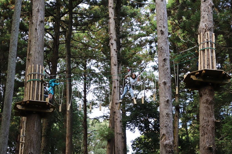 「こうすればできるよ！」松葉小・長山小のこどもたちが森の中のアクティビティで交流