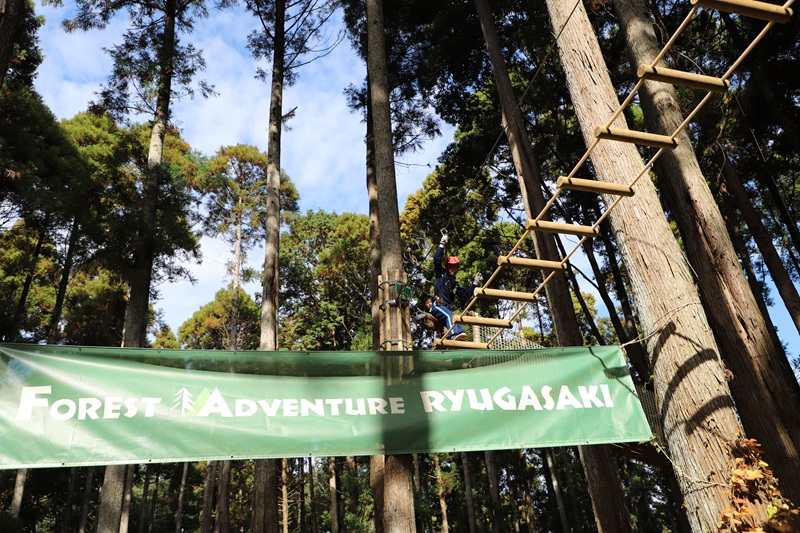 「こうすればできるよ！」松葉小・長山小のこどもたちが森の中のアクティビティで交流