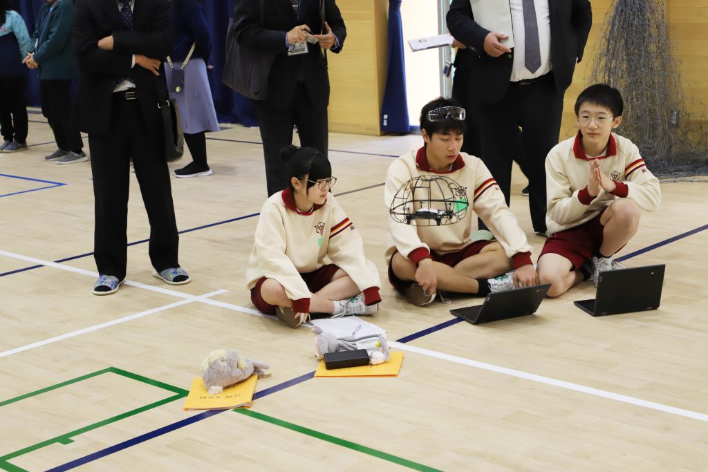 チームで協力して課題に挑む