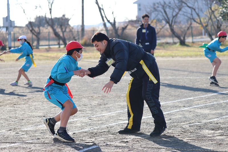 流通経済大学に通う学生が小学生のタグラグビーの授業をサポート！