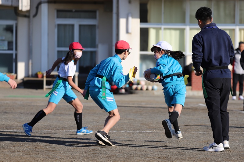 流通経済大学に通う学生が小学生のタグラグビーの授業をサポート！