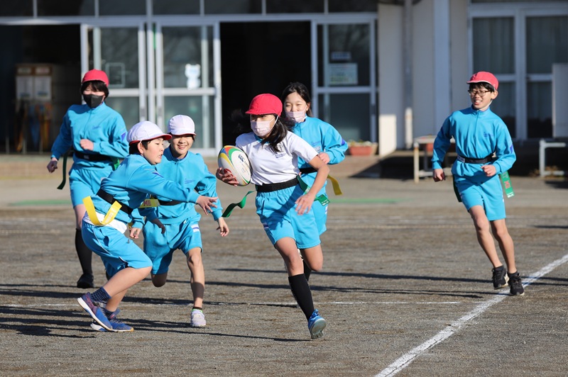 流通経済大学に通う学生が小学生のタグラグビーの授業をサポート！