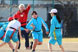 流通経済大学に通う学生が小学生のタグラグビーの授業をサポート！