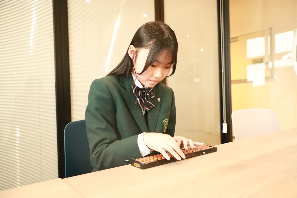 大人になってもそろばんを続けていきたいと話す川村さん