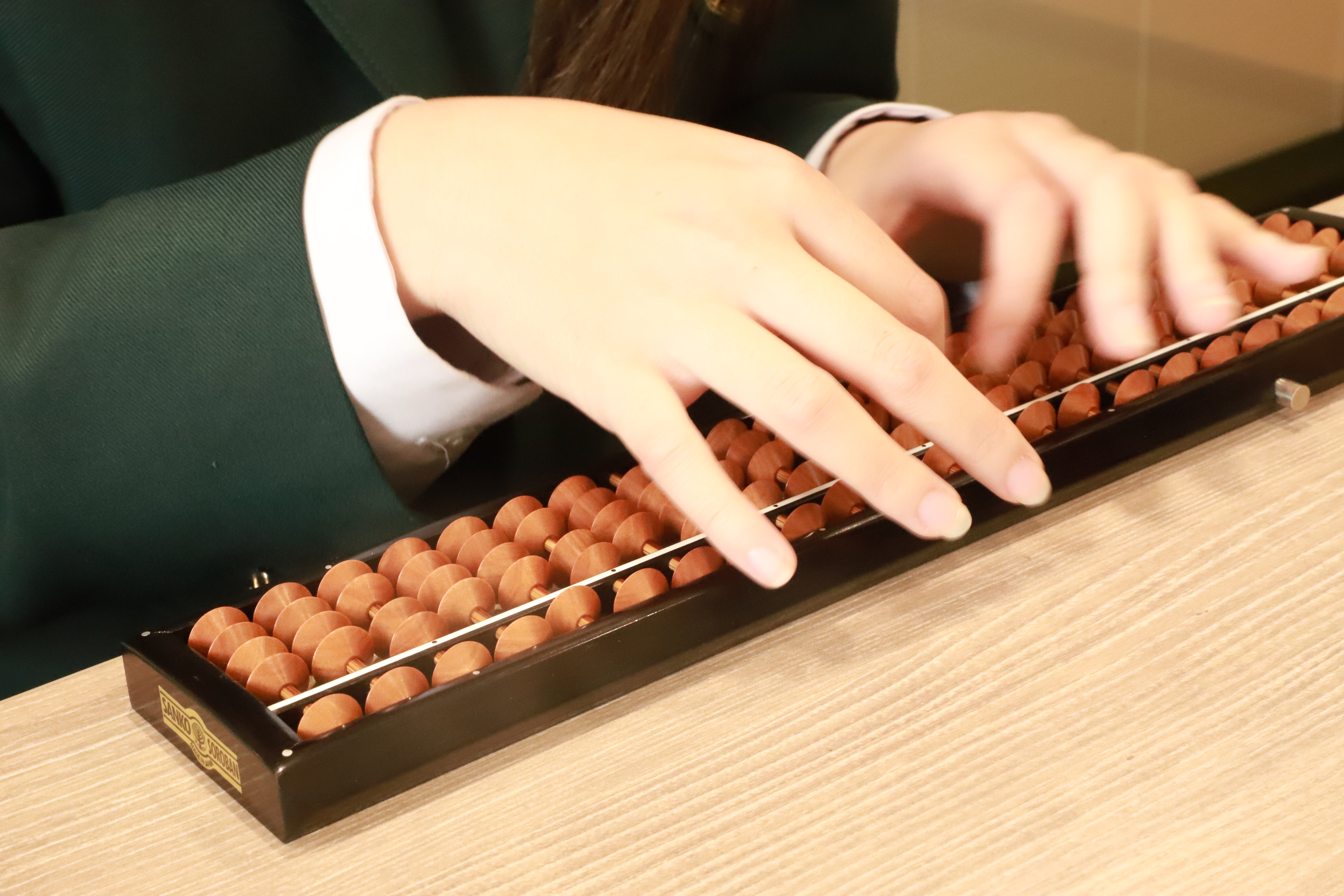 耳から聞いた英語の数字に直接指が反応する