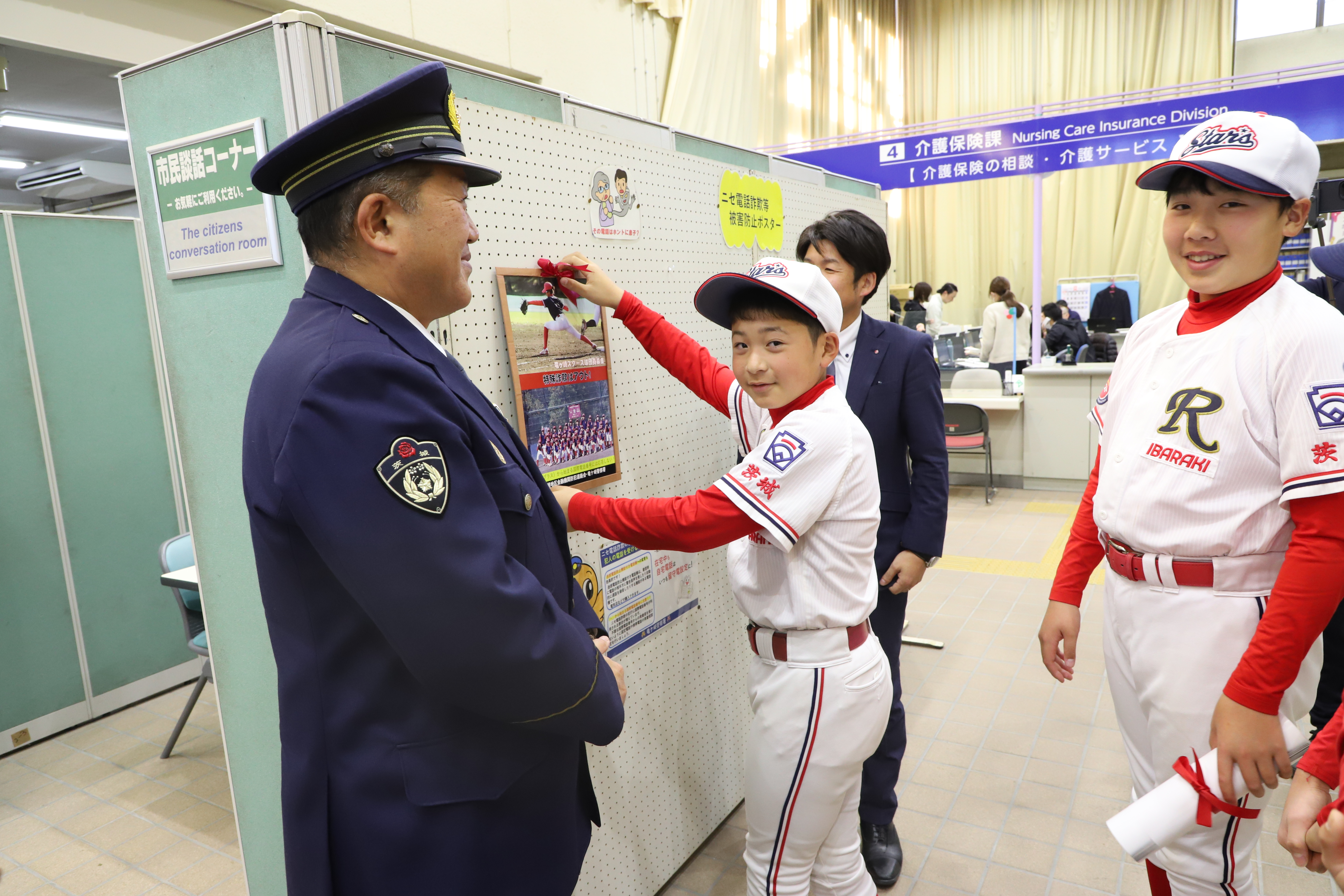 ニセ電話詐欺をシャットアウト！　啓発ポスターで野球スポーツ少年団と連携