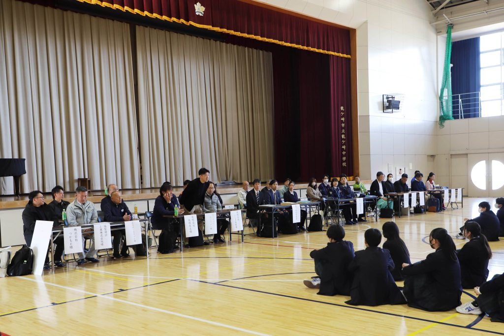 地域の職業人約30人が龍ケ崎中学校を訪問