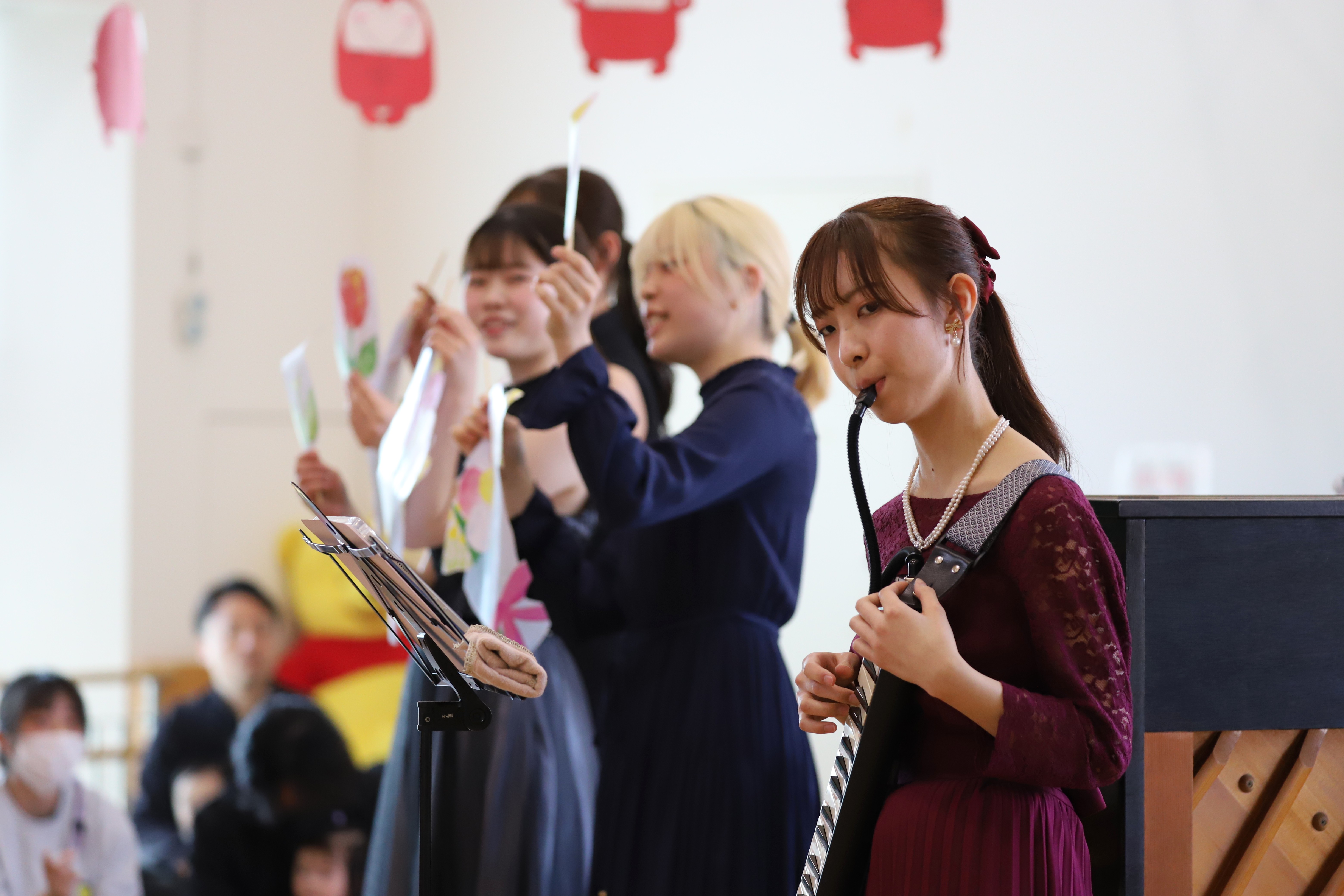 親子で音楽に親しむ。さんさん館で大学生グループによるコンサート