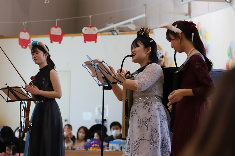 親子で音楽に親しむ。さんさん館で大学生グループによるコンサート