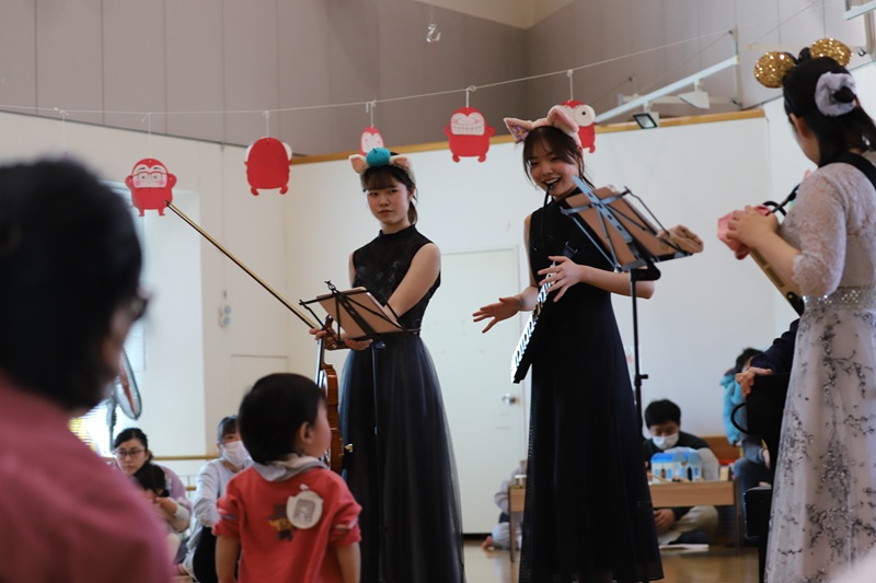 親子で音楽に親しむ。さんさん館で大学生グループによるコンサート