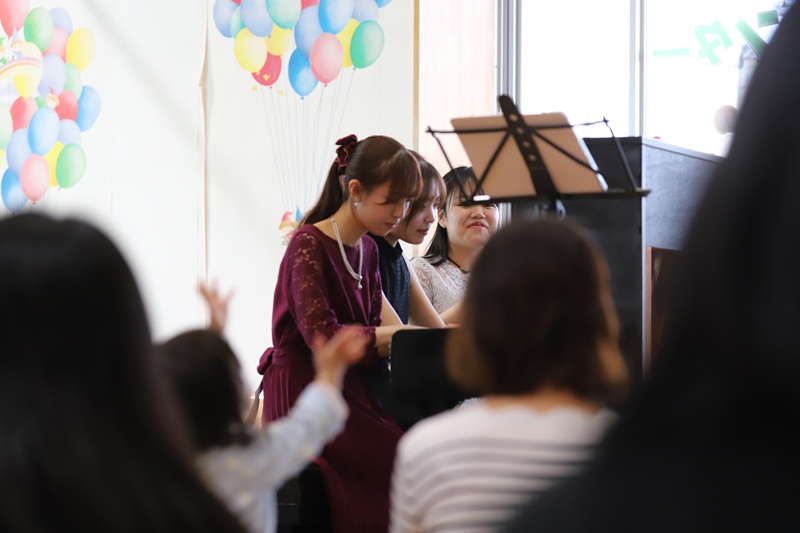 親子で音楽に親しむ。さんさん館で大学生グループによるコンサート