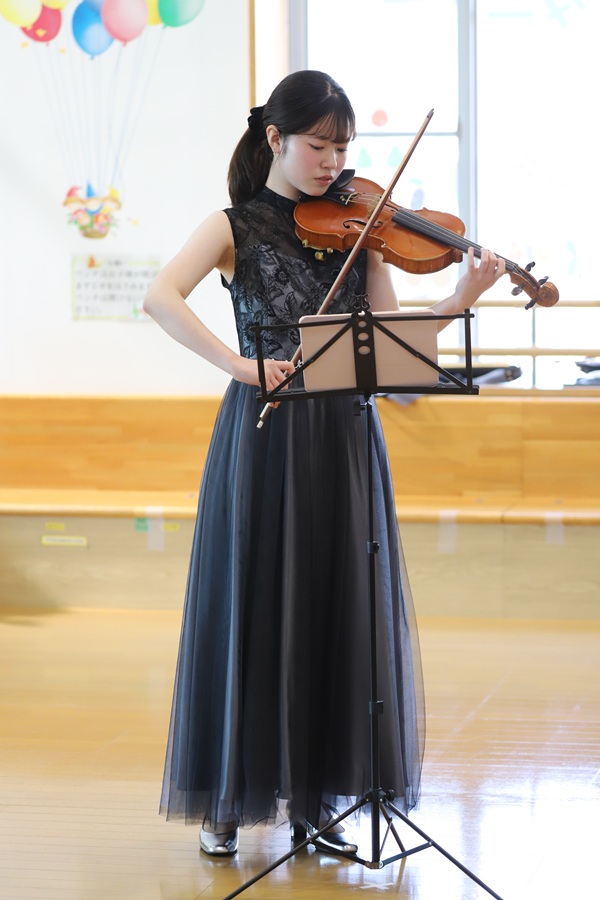 演奏する田中さん